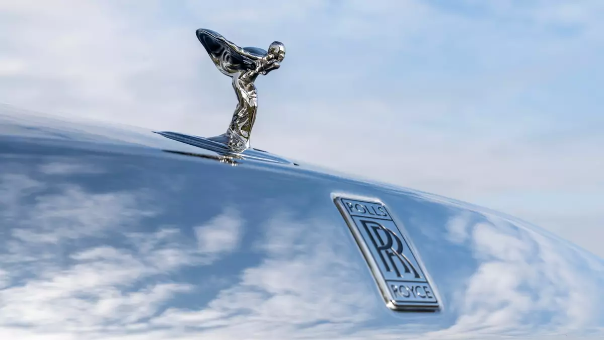 Kultowa figurka Spirit of Ecstasy na osłonie chłodnicy Rolls-Royce'a