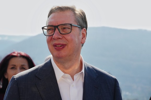 Vučić u Lučanima, razgovara sa meštanima i obilazi porodicu Repanović koja je izbegla sa KiM (VIDEO)