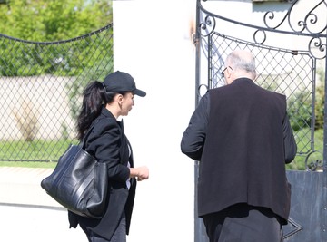 SUZE, BOL I SEĆANJE: Pevačica među prvima došla na POMEN Dragana Lazića, NAŠLA UTEHU PORED SVEŠTENIKA! (FOTO) 