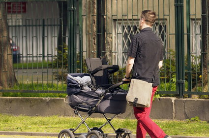 Urlopy rodzicielskie dla ojców coraz popularniejsze? Liczby ujawniają prawdę