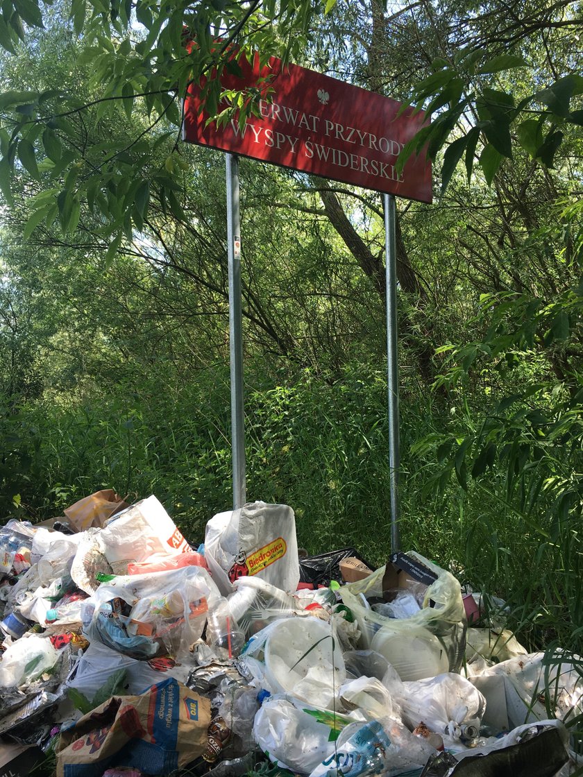 Śmieciarze buszują nad Wisła i nad Świdrem