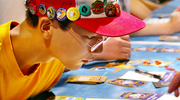 Keleten óriási népszerűségnek örvend a Pokemon kártya is /Fotó: AFP