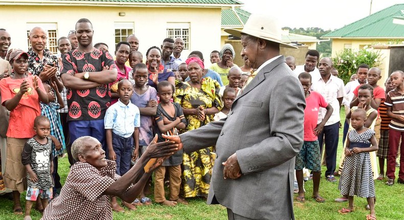 A woman kneels before Ugandan President Yoweri museveni during the recent Easter celebrations (Twitter)