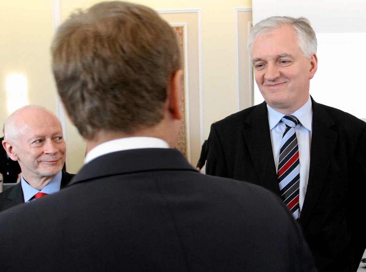Premier Donald Tusk wita się z ministrem Jarosławem Gowinem na posiedzeniu rządu