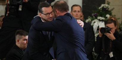 Uścisk prezydenta i premiera. Pogrzeb Kornela Morawieckiego