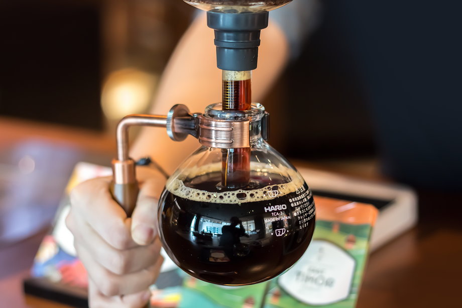 Starbucks w kawiarniach podaje nie tylko kawę z ekspresu, ale również parzy ją alternatywnymi metodami