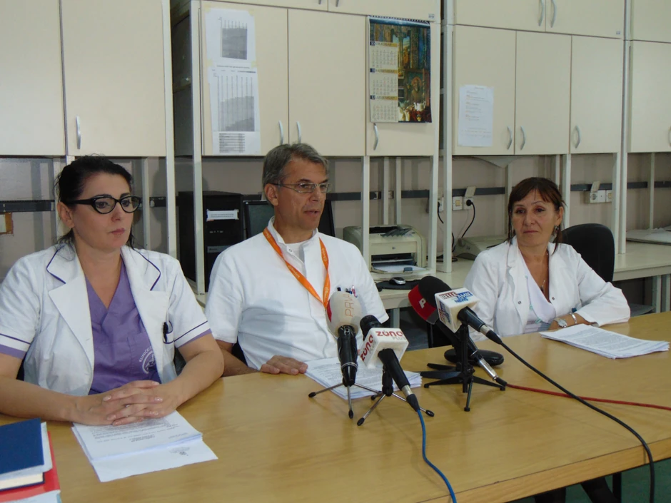 Pomoćnik direktora KC Niš dr Goran Stanojević i dr Branka Mitić (desno) na današnoj pres konferenciji
