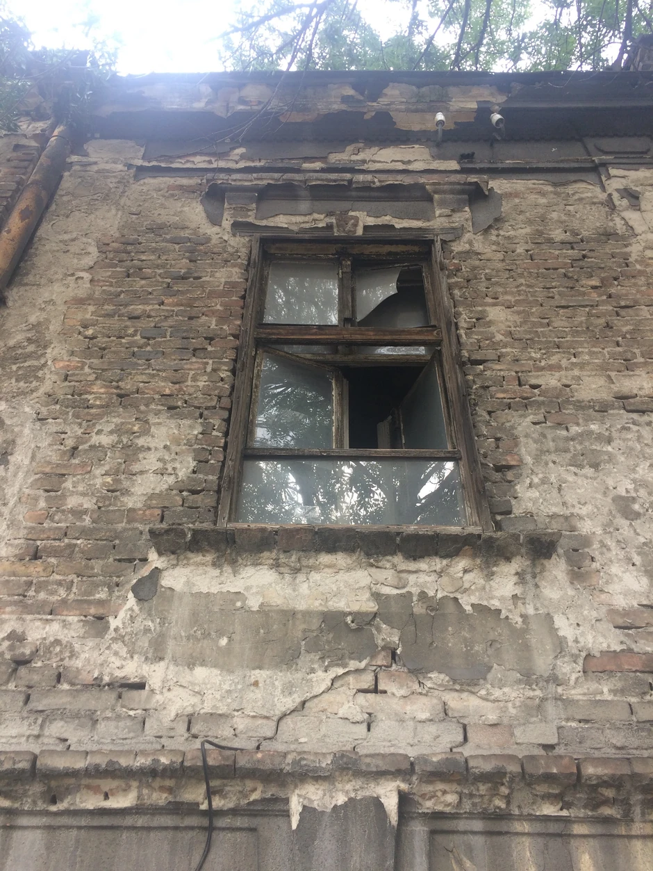 Razbijeni prozori na prvom spratu