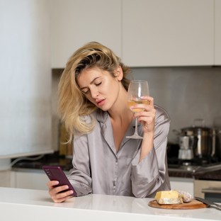 Magasan funkcionáló alkoholista: 7 jel, ami rejtett alkoholfüggőségre utal