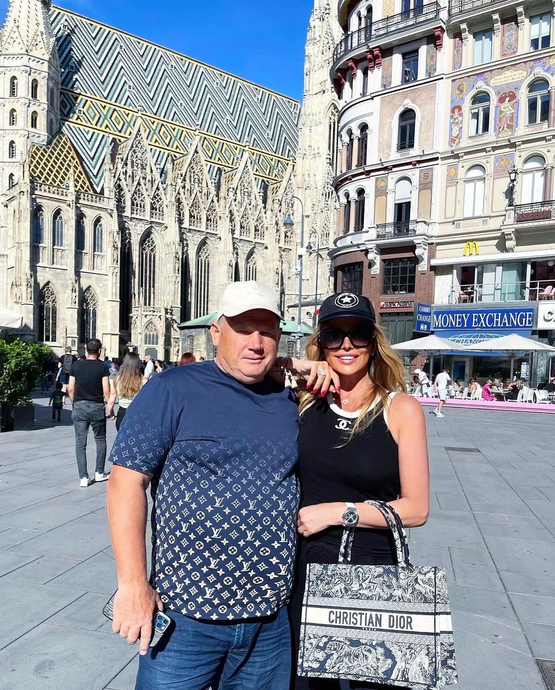 Ruský poslanec Vladimir Plotnikov si užíva Európu s svojou manželkou a dcérou.