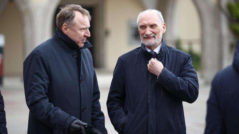 Jacek Kurski i Antoni Macierewicz w 14. rocznicę pogrzebu Lecha i Marii Kaczyńskich na Wawelu