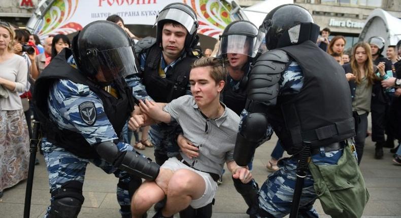 Russian police officers detained anti-corruption protestors in Moscow