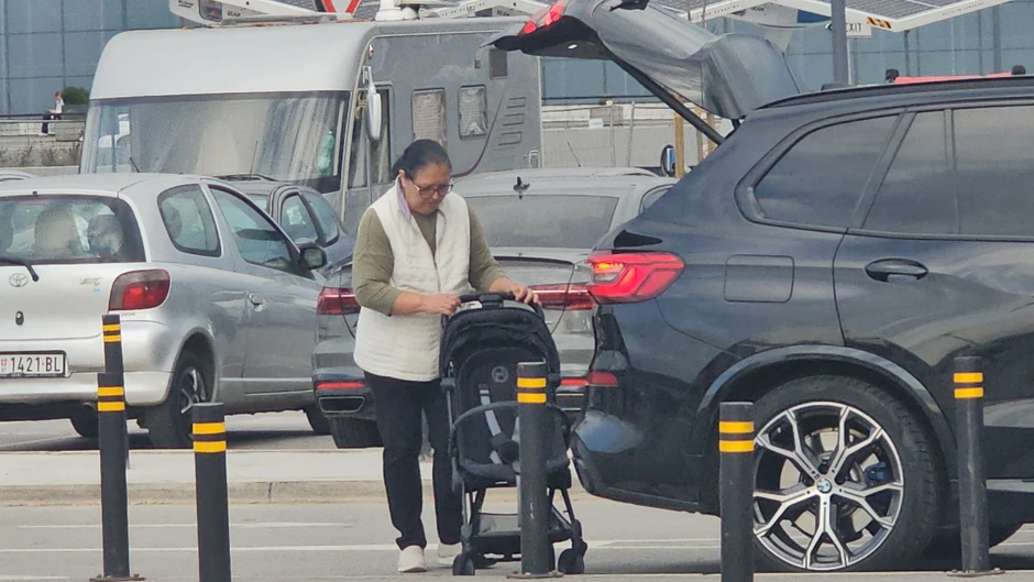 Verica Šerifović sa unukom na aerodromu