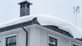 Gorzka niespodzianka dla właścicieli nieruchomości. Za niewłaściwe postępowanie z topniejącym śniegiem grozi kara choćby 10 tys. zł