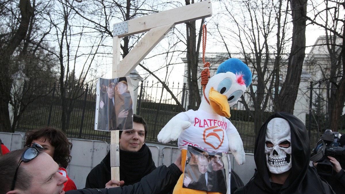 Odśpiewaniem hymnu oraz pieśni "Boże coś Polskę" pod Pałacem Prezydenckim w Warszawie zakończyła się manifestacja Akcji Alternatywnej "Naszość" oraz Młodzieżowego Klubu "Gazety Polskiej" przeciw "sposobowi prowadzenia śledztwa ws. katastrofy smoleńskiej".