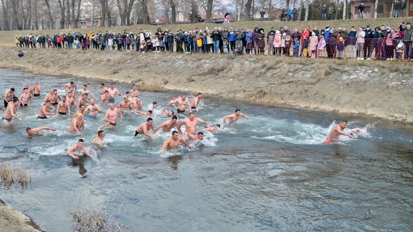 Pirot - plivanje za Časni krst