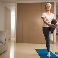Teszt: az életkora szerint ilyen hosszú ideig kellene tudnia egy lábon állni