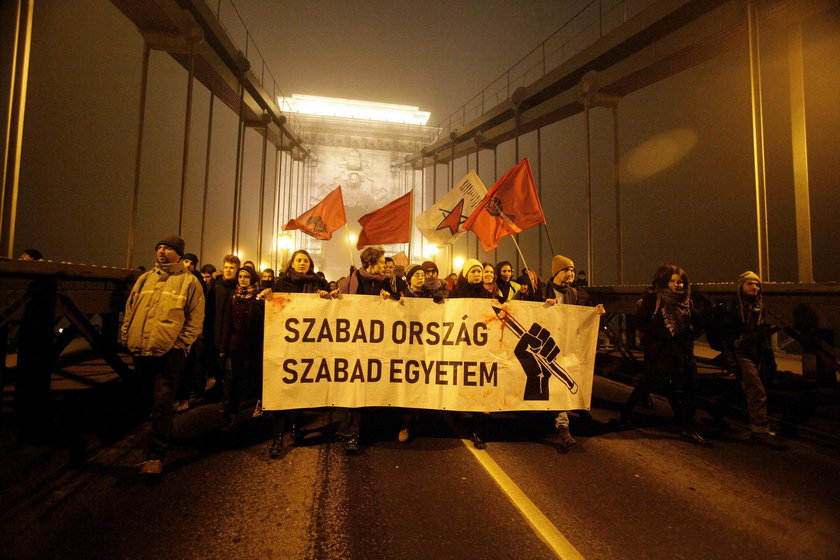 Protesty w Budapeszcie trwają, doszło do przepychanek z policją