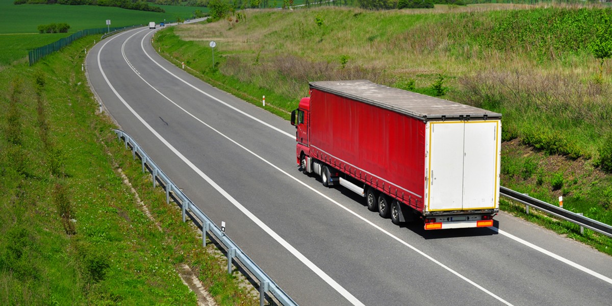 Ubezpieczenie mienia w transporcie stosuje się do przewozu towarów, surowców, produktów lub półproduktów