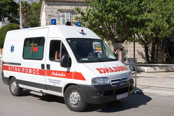 PIJAN ULETEO U SUPROTAN SMER, PA IZAZVAO DIREKTAN SUDAR Teška nesreća u Hrvatskoj: Povređen vozač, dete u ŽIVOTNOJ OPASNOSTI