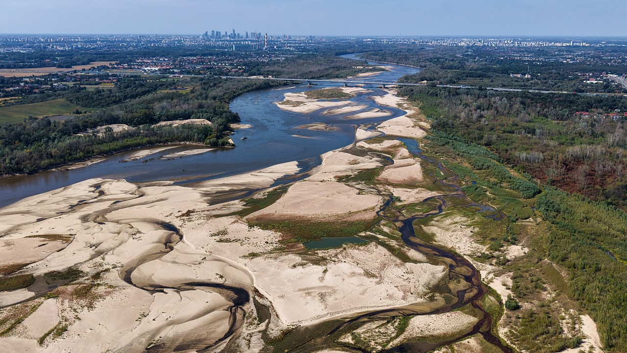 Rekordowo niski poziom Wisły w Warszawie. IMGW podaje nowe dane