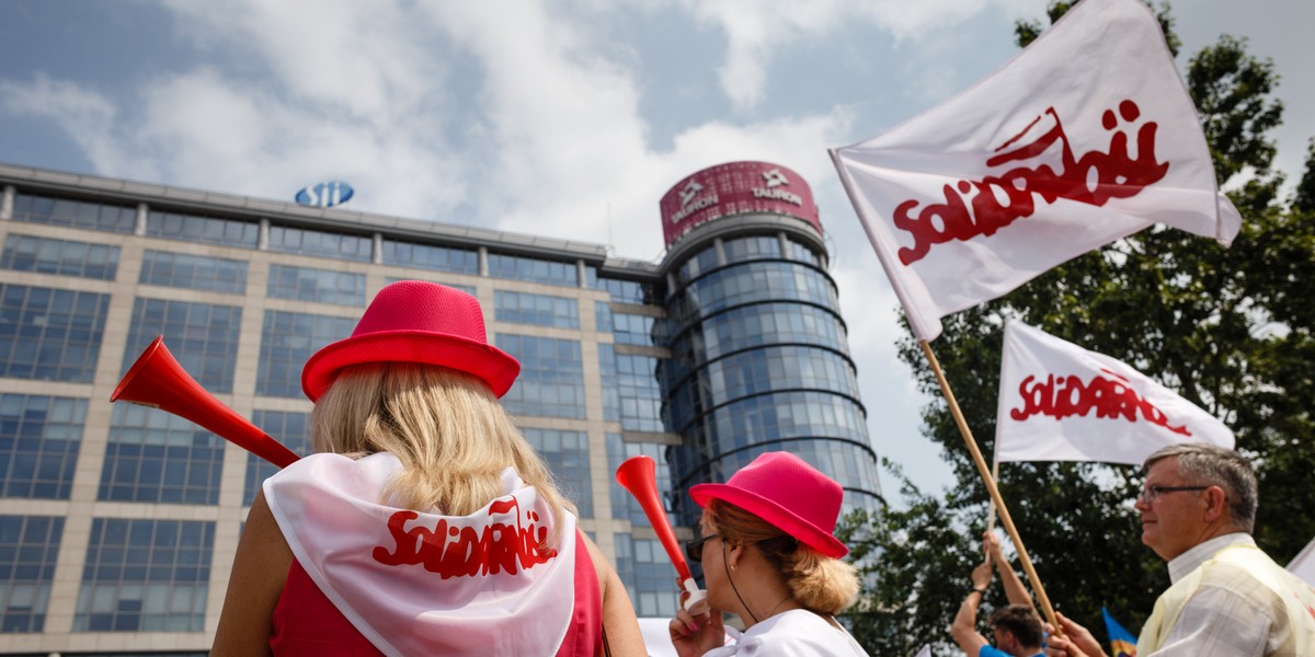 Związkowcy Solidarności jeszcze rok temu protestowali przed siedzibą Tauronu przeciw likwidacji miejsc pracy, teraz stoją murem za prezesem. Oszczędności jakie dzięki porozumieniu ze związkami spółka zrobiła na układzie pracy poprawiły ostatnio humory inwestorom.