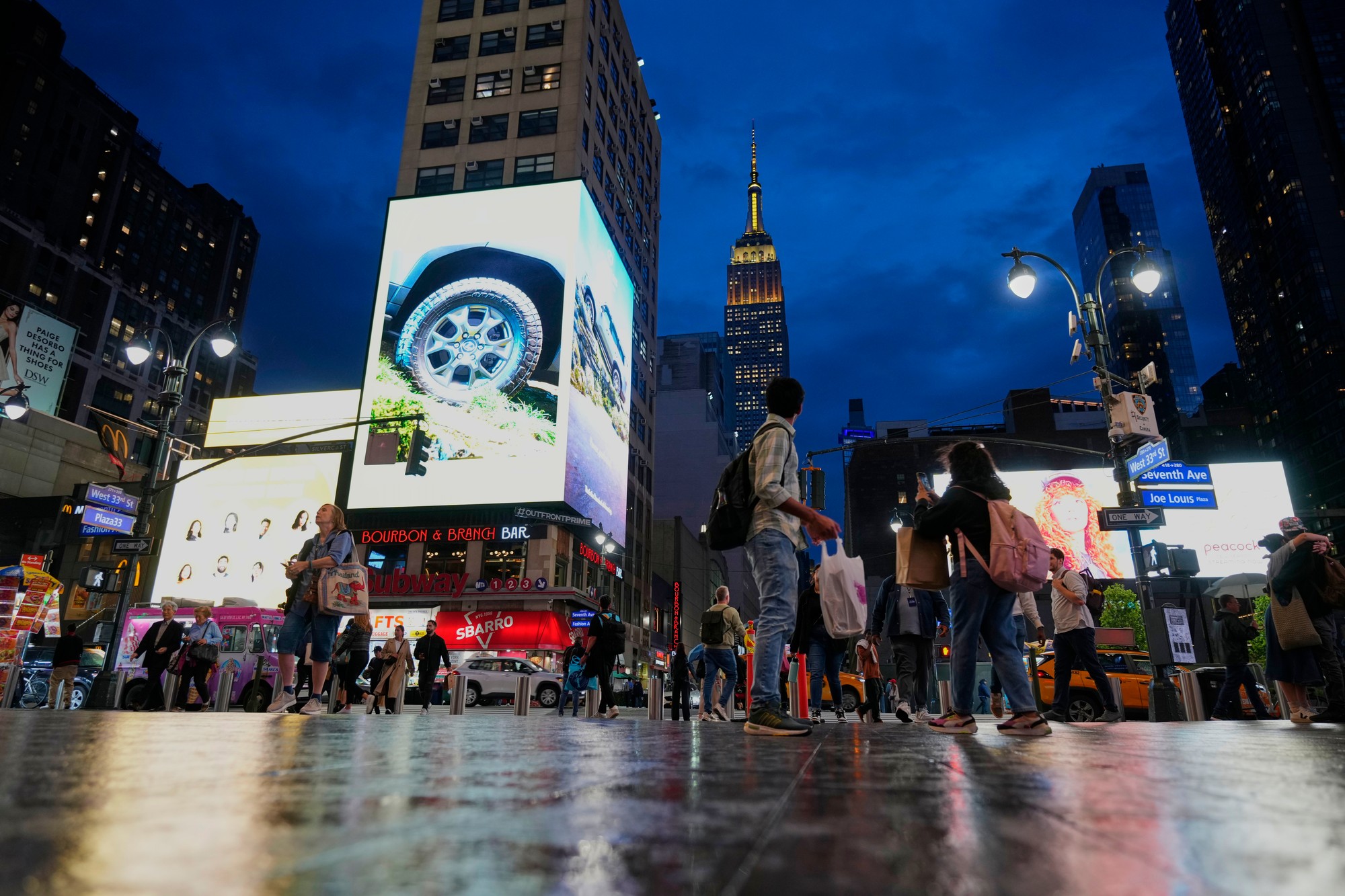 Ikonickú budovu Empire State Building vysvietili na počesť nového pápeža.