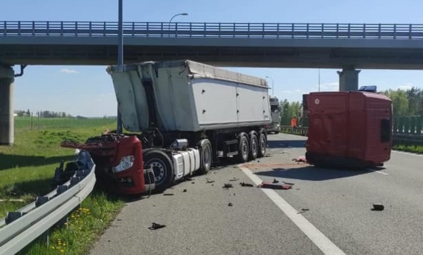 Siła uderzenia musiała być potworna. Od jednego z samochodów oderwała się kabina.