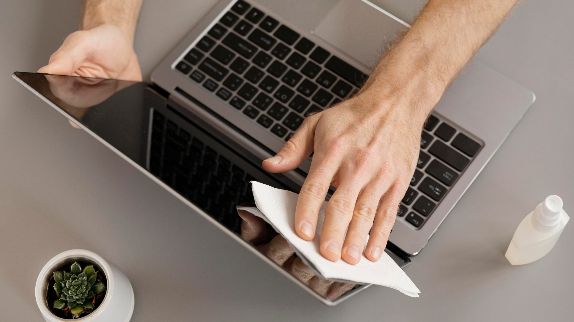 Správne čistenie obrazovky ovplyvňuje celkovú životnosť zariadenia.