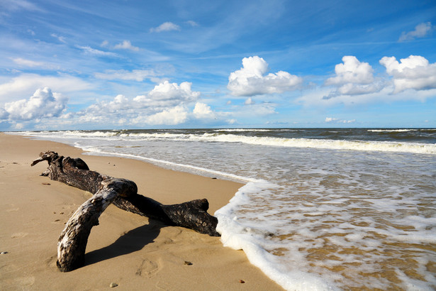 Brzegi morskie Półwyspu Helskiego i Mierzei Wiślanej ze względu na swoje walory (Zatoka Pucka z uwagi na małą głębokość, temperaturę wody i siłę wiatrów jest jednym z najlepszych akwenów do uprawiania windsurfingu i kitesurfingu w Europie) są poddawane wzrastającemu wykorzystaniu do celów turystycznych.