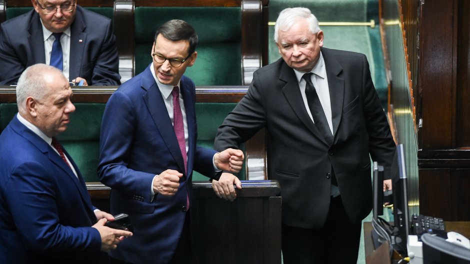 (od lewej) Jacek Sasin, Mateusz Morawiecki i Jarosław Kaczyński w Sejmie. 12.11.2019 r.