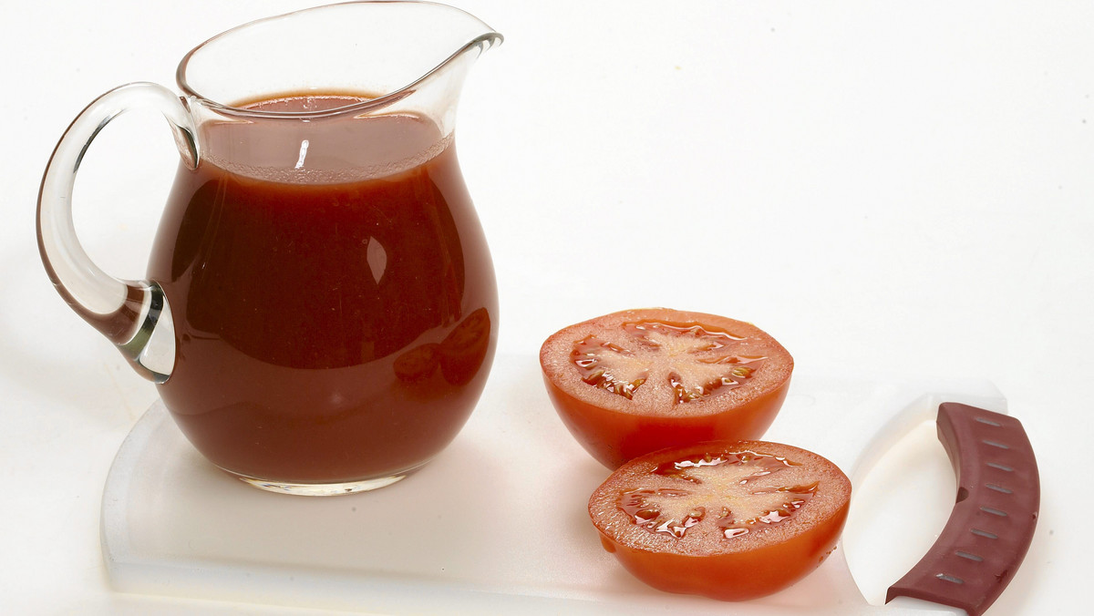 Zapomnij o napojach energetycznych - sok pomidorowy może być najlepszym sposobem na zregenerowanie się po wyczerpujących ćwiczeniach. Do takich wniosków doszli naukowcy, których cytuje dailymail.co.uk.