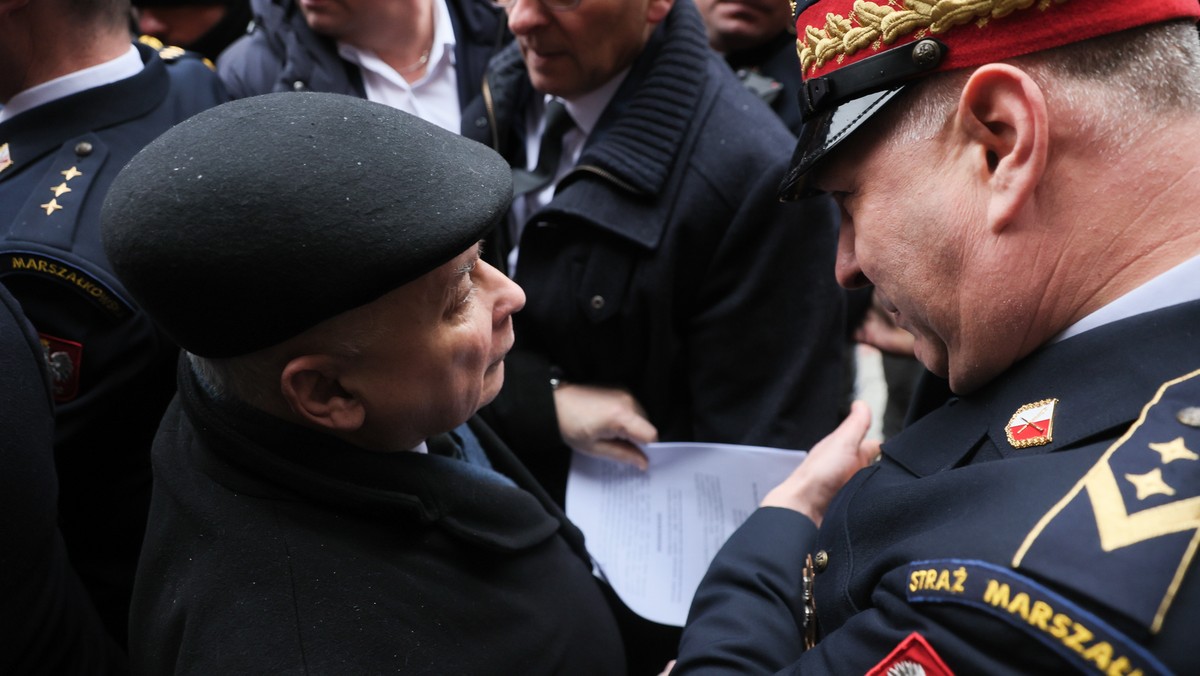 Przepychanki przed Sejmem. "Tusk chce widzieć Prawo i Sprawiedliwość właśnie takie"