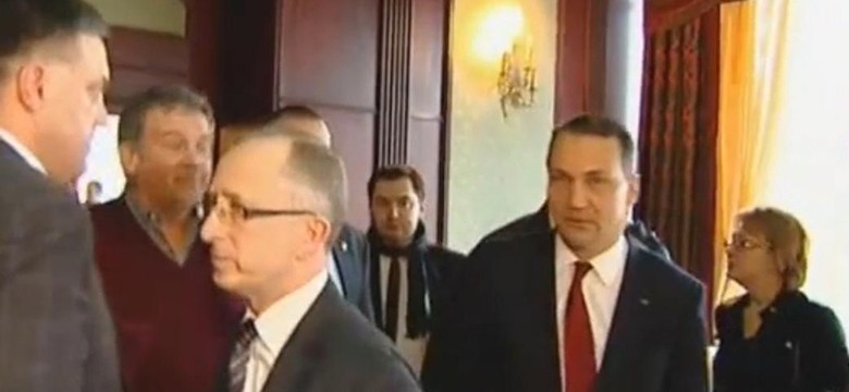 Zdenerwowany Sikorski: Jak nie podpiszecie, to wszyscy będziecie martwi