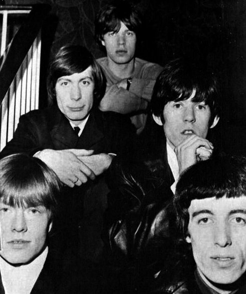 The Rolling Stones w 1965 roku. Od lewej: Brian Jones, Charlie Watts, Mick Jagger, Keith Richards i Bill Wyman - fot. domena publiczna