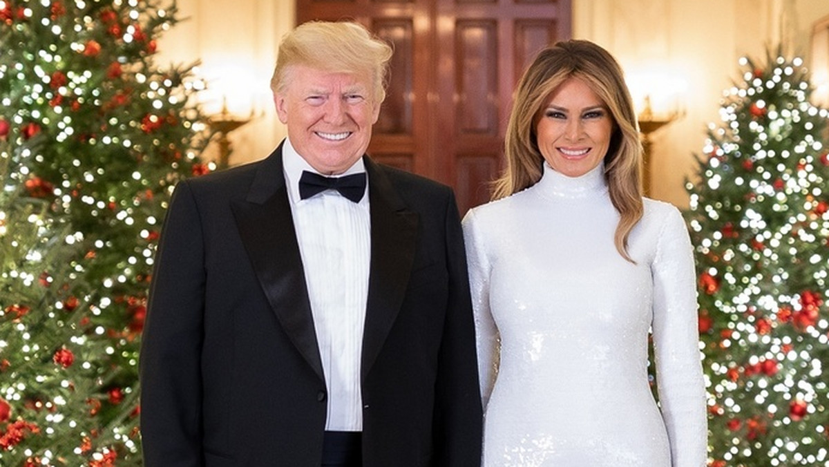 Donald i Melania Trump pozują w głównym holu Białego Domu pośród choinek - tak wygląda oficjalne świąteczne zdjęcie prezydenckiej pary USA.