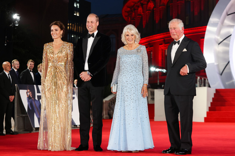 Kate Middleton i książę William oraz Camilla Parker-Bowles i książę Karol na premierze filmu "Nie czas umierać" w Royal Albert Hall