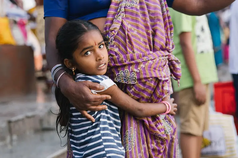 Z powodu braku wody pitnej, utrudnionego dostępu do niej i skażenia, każdego roku umiera w Indiach prawie 200 tys. mieszkańców / Unsplash