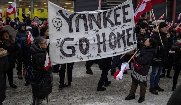 Jenki (Amerikanci), idite kući, natpis na transparentu demonstranata u Nuku, glavnom gradu Grenlanda | Foto: Reuters/Marko Djurica