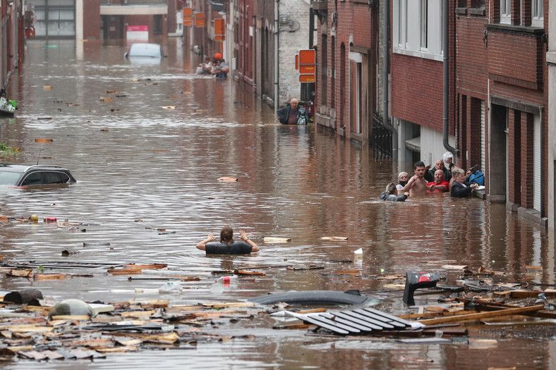 Powodzie w Belgii. Burmistrz Liège wzywa mieszkańców do ...