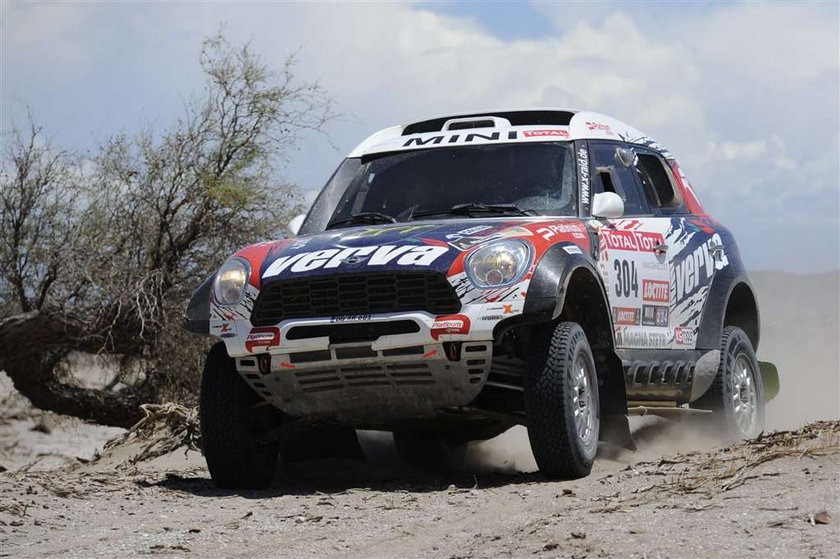 Krzysztof Hołowczyc znakomicie jedzie w Rajdzie Dakar 2012 w swoim Mini