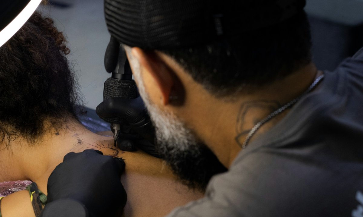 Żałują zrobionych tatuaży. "Szpecą mnie, a nie zdobią"