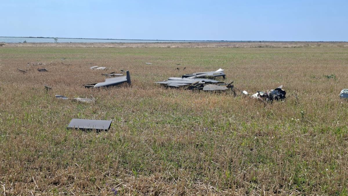 O dronă a intrat nedetectată în România, s-a prăbușit în Buzău și a fost găsită de un localnic din Robeasca pe un câmp