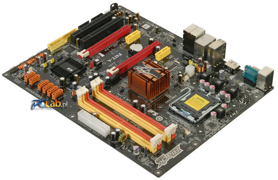 Czteropinowe złącze zasilania procesora umieszczono w głębi płyty. System chłodzenia jest zdecydowanie w wersji oszczędnościowej