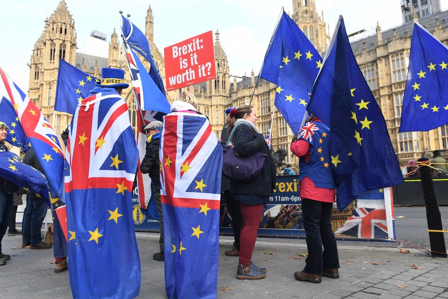  Przeciwnicy brexitu demonstrują przed brytyjskim parlamentem. Londyn, 21 listopada 2018 r.