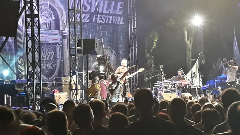 Lisa Simon oduševila Nišlije svojom neposrednošću, prošetala kroz publiku pa pevala sedeći na ivici bine