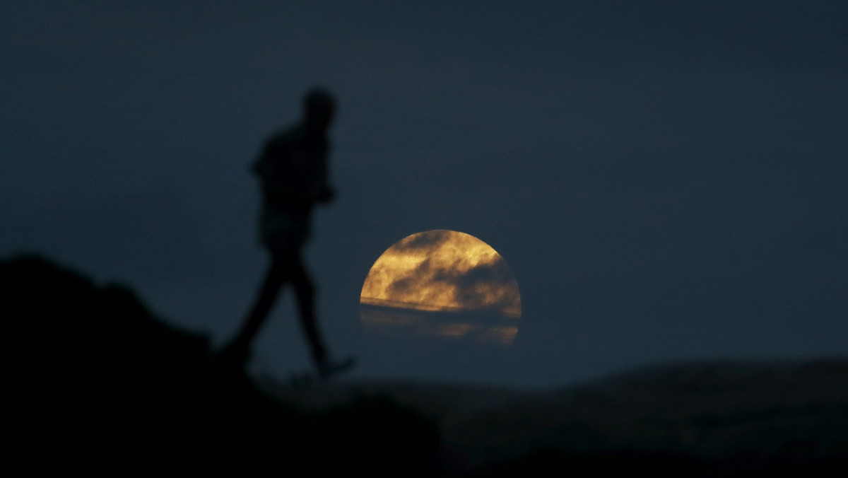 epa06487589 - AUSTRALIA NATURE LUNAR ECLIPSE (Triple lunar eclipse seen in Australia )