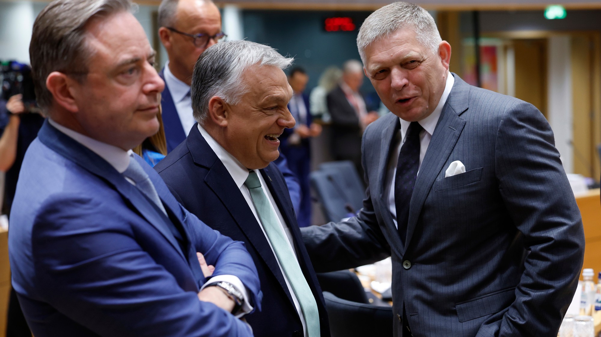 Zľava belgický premiér Bart De Wever, maďarský premiér Viktor Orbán a slovenský premiér Robert Fico sa zúčastňujú stretnutia za okrúhlym stolom na samite EÚ v Bruseli vo štvrtok 26. júna 2025
