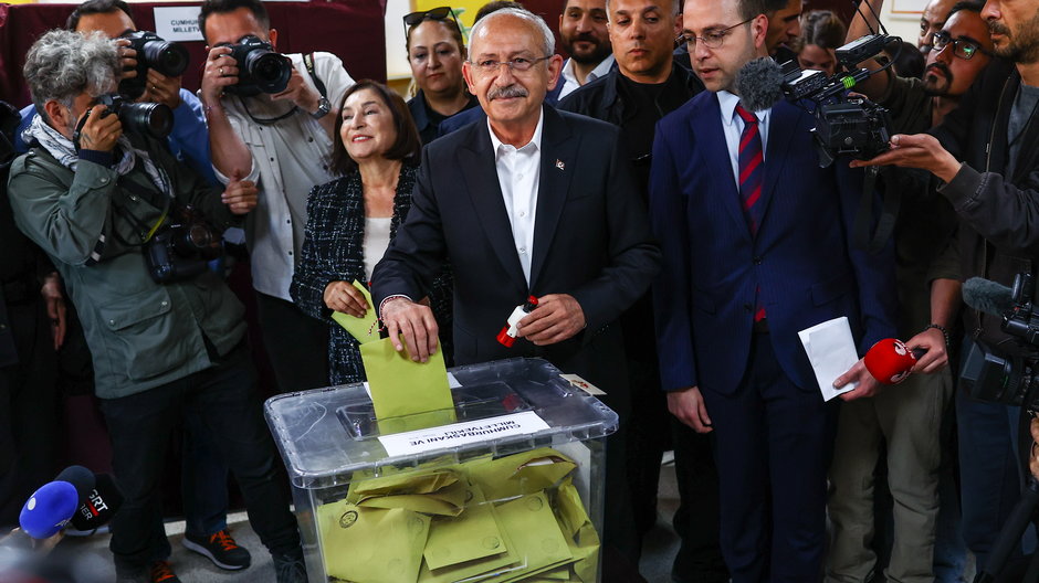 Kandydat opozycji Kemal Kilicdaroglu oddaje głos w niedzielnych wyborach