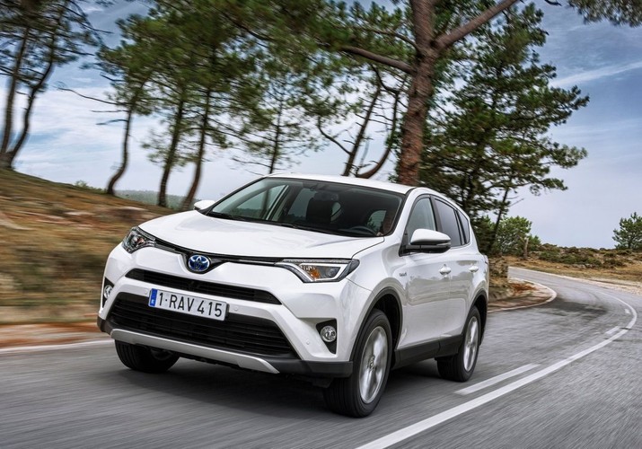 Hybrydowa odmiana Toyoty RAV4 zajęła w tym zestawieniu pierwsze miejsce wśród samochodów wykorzystujących silnik spalinowy. Zgodnie z testami Consumer Reports samochód jest w stanie pokonać na jednym litrze paliwa ponad 9 kilometrów w czasie jazdy w dużym ruchu ulicznym i prawie 13 km podczas jazdy na trasie. <br>
Na polskim rynku ceny Toyoty RAV4 zaczynają się od 99 900 zł (silnik 2,0 o mocy 162 KM). Wersja hybrydowa w odmianie Premium wraz z pakietami Style i VIP kosztuje 137 700 (cena po rabacie w wysokości 17 tys. zł). <br>
W ramach pakietu VIP kupujący otrzymuje nawigację Toyota Touch 2 with Go oraz relingi dachowe, a pakiet Style obejmuje przednie lampy typu Bi-LED, automatyczną regulację świateł głównych, przyciemniane tylne szyby, system „inteligentny kluczyk” oraz 18-calowe aluminiowe felgi i elektrycznie unoszone drzwi bagażnika.
<br>
Ponadto na liście standardowego wyposażenia Toyoty RAV4 Hybrid w opisywanej wersji Premium znalazł się pakiet Safety, w skład którego wchodzi układ wczesnego reagowania w razie ryzyka zderzenia z automatycznym hamowaniem awaryjnym i systemem wykrywania pieszych, układ ostrzegania o niezamierzonej zmianie pasa ruchu z funkcją powrotu na zadany tor jazdy, układ rozpoznawania znaków drogowych, automatyczne światła drogowe, układ wykrywania zmęczenia kierowcy i aktywny tempomat. Samochód jest również wyposażony w przednie i tylne czujniki parkowania.
<br>
Wersja hybrydowa napędzana jest 2,5-litrowym silnikiem benzynowym, który wraz z agregatem elektrycznym oferuje 197 KM. Toyota RAV4 osiąga pierwszą setkę w 8,3 sekundy.